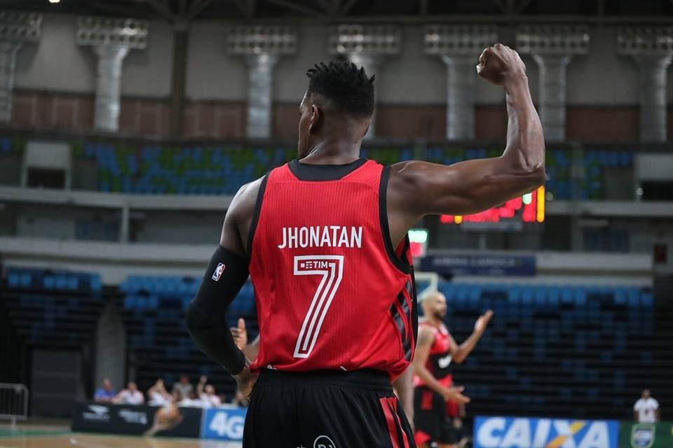 Jhonatan Luz, do Flamengo, visita Metrópoles para falar sobre NBB