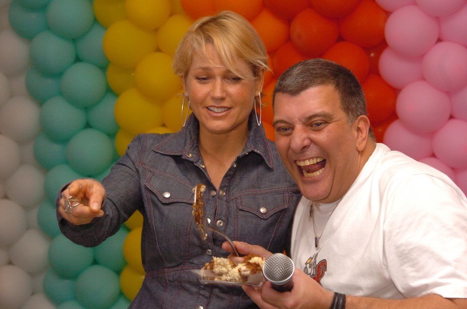 Jorge Fernando e Xuxa em frente a vários balões - Metrópoles