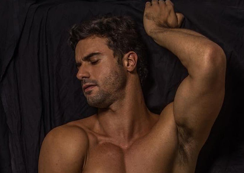 Fotos. Personal trainer de Vivi Guedes posa completamente pelado