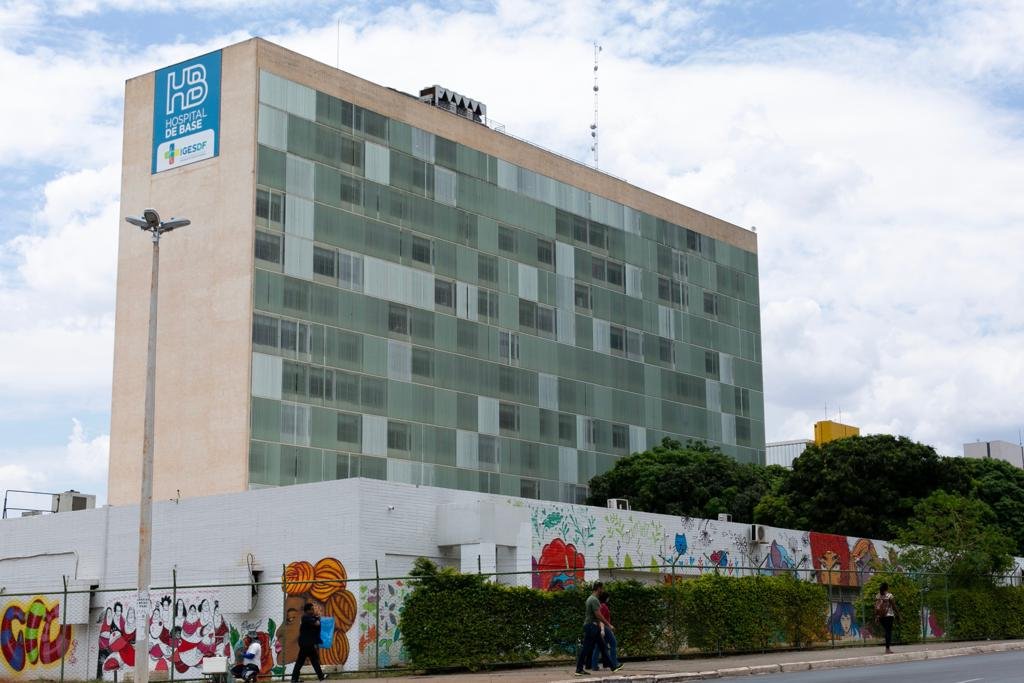 grafite-fachada-hospital-de-base