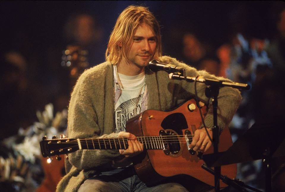 O cantor e guitarrista americano Kurt Cobain (1967 - 1994), se apresenta com seu grupo Nirvana em uma gravação do programa de televisão 'MTV Unplugged', New York, New York, 18 de novembro de 1993.