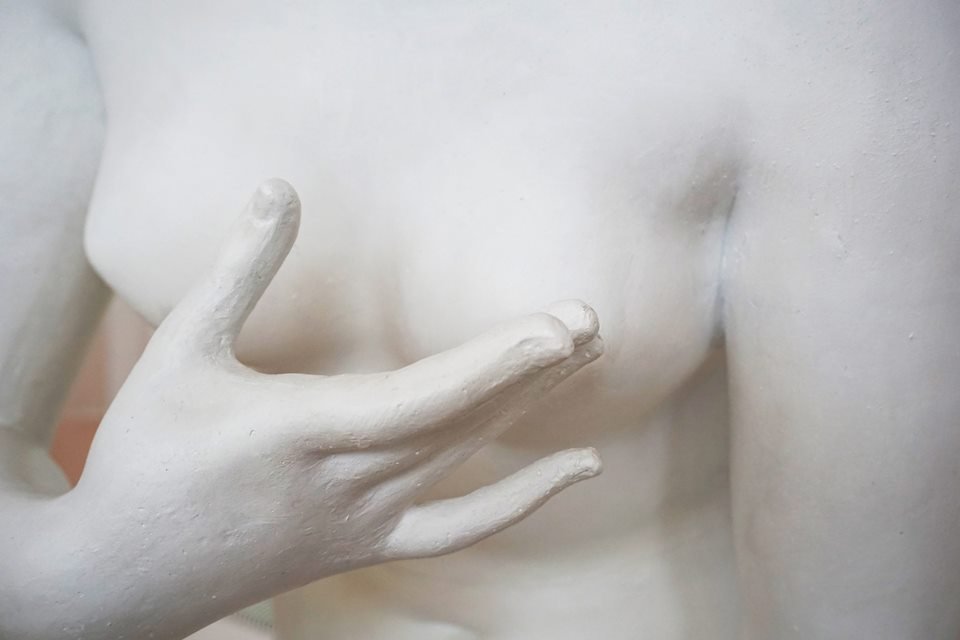 Imagem de uma estátua de mármore com a mão no seio - Metrópoles