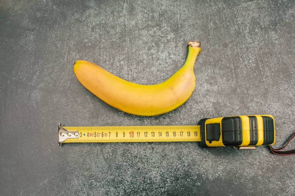 Fita métrica medindo banana - Metrópoles