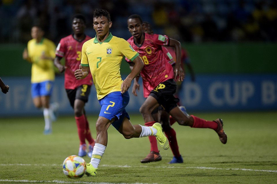 Brasil bate Angola, chega a três vitórias e termina chave em 1º