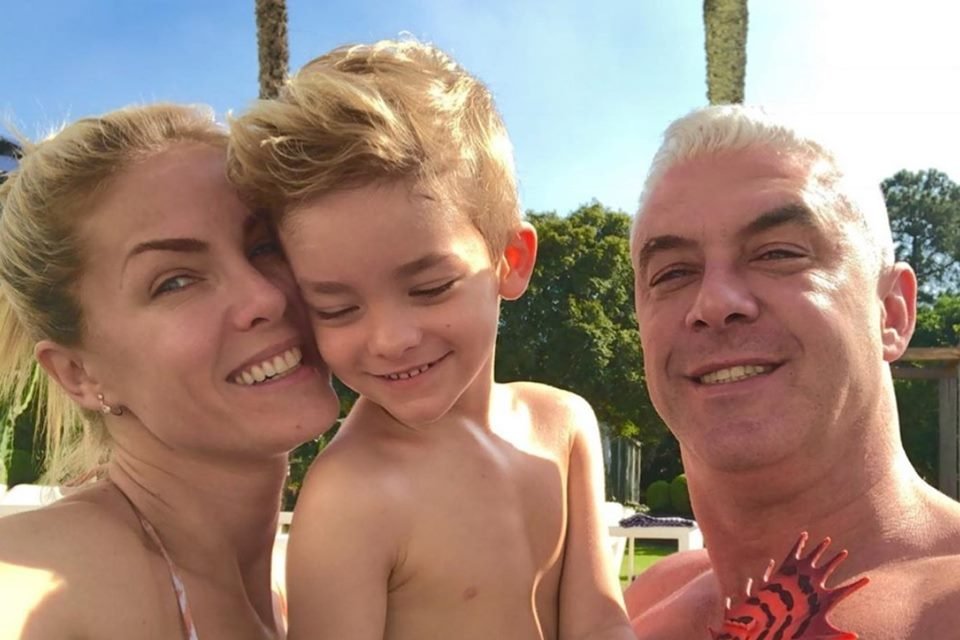 Ana Hickmann e Alexandre Correa junto com o filho