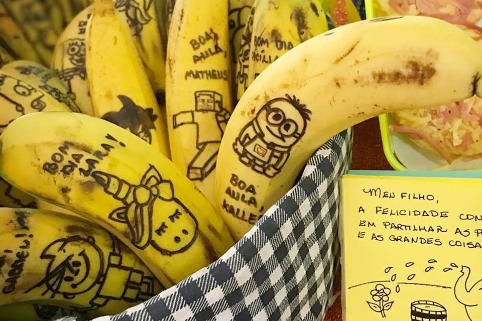 Personagem de desenho animado de banana feliz