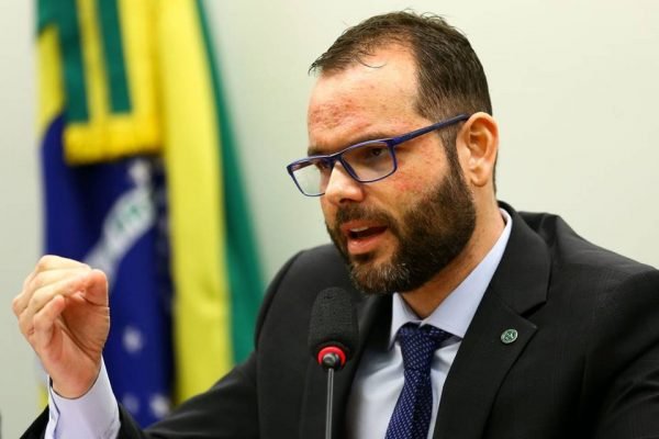 Contrato traz novos fatos sobre caminhão da família de senador achado com drogas | Metrópoles