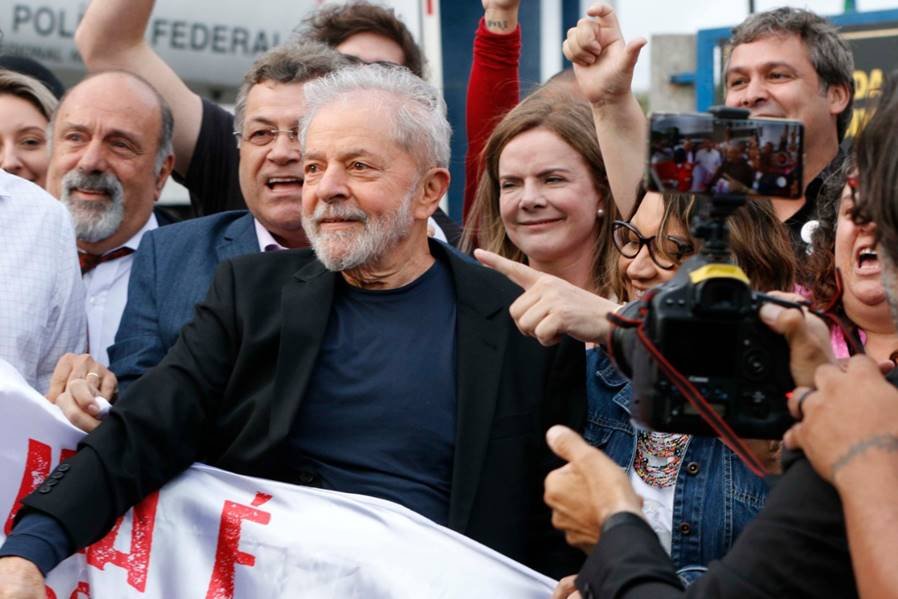Lula na frente da PF