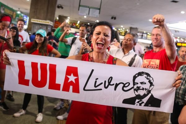 Manifestantes Pr Lula Fazem Ato Na Rodovi Ria Vencemos Veja