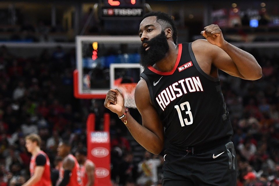 Harden e Doncic quase marcam triplo-duplo em vitórias na NBA