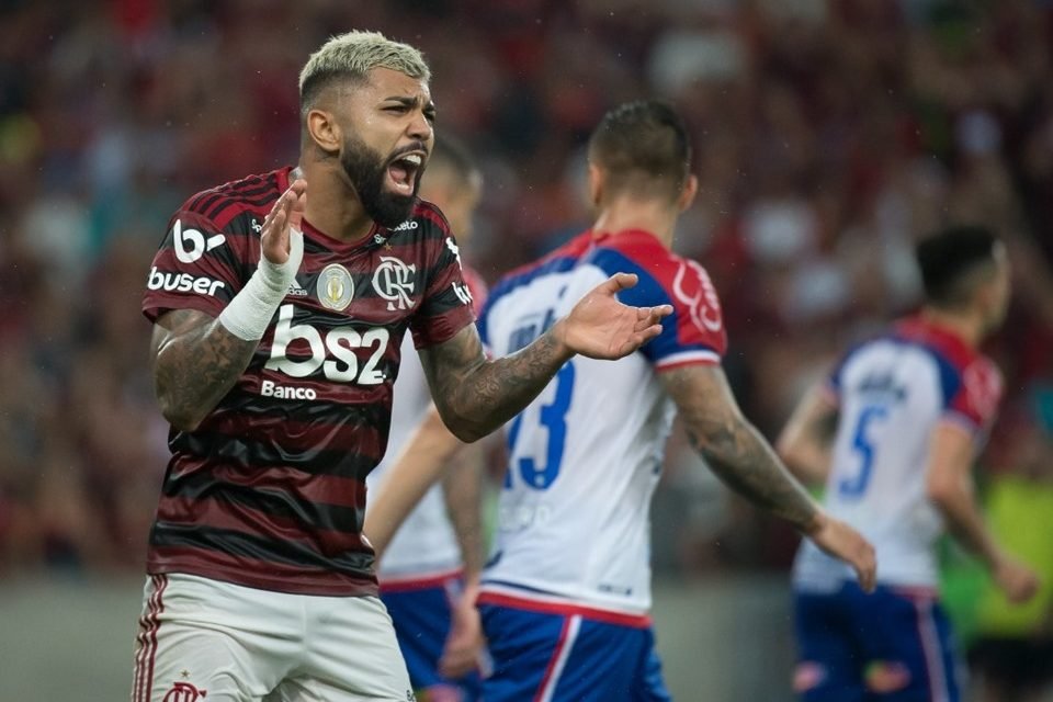 Resultado de imagem para Flamengo vence Bahia de virada e abre 10 pontos do Palmeiras