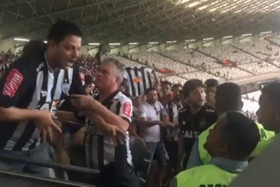 PM de Minas proíbe torcedores do Galo de levar a letra B para o clássico  contra o Cruzeiro, no sábado - Lance!