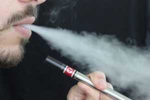 Cigarros eletrônicos: possível causa das mortes é identificada