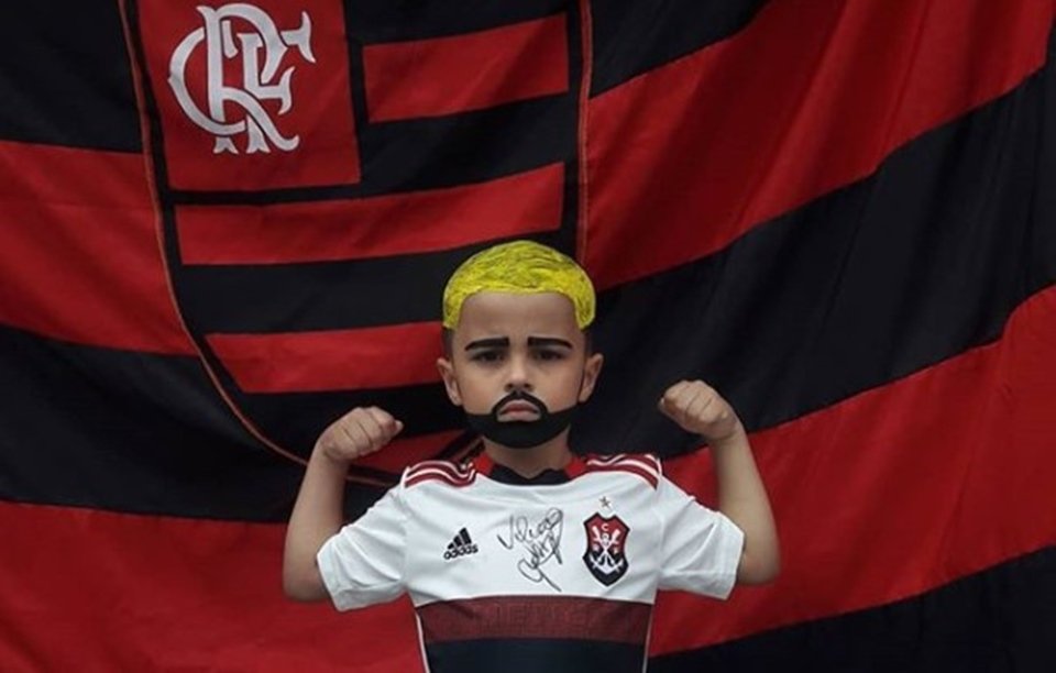 Gabigolzinho ganha camisa do Flamengo de Gabigol curte a fama