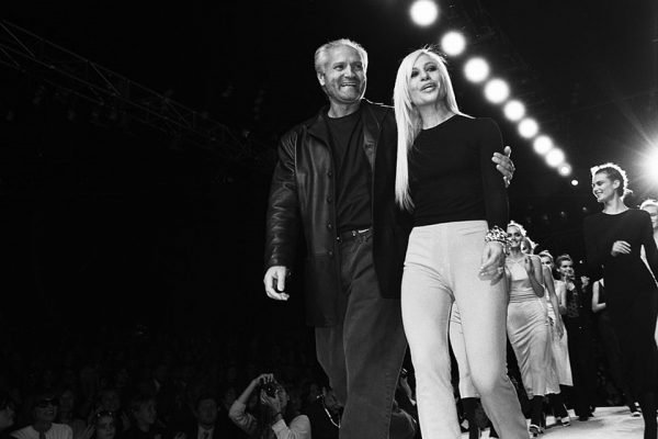 Gianni e Donatella Versace na passarela