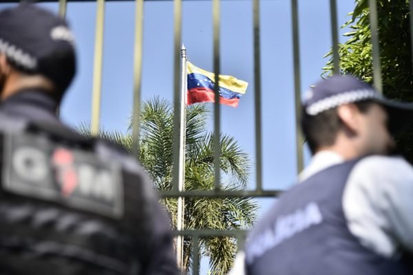 Grupo pró-Guaidó invade a Embaixada da Venezuela em Brasília