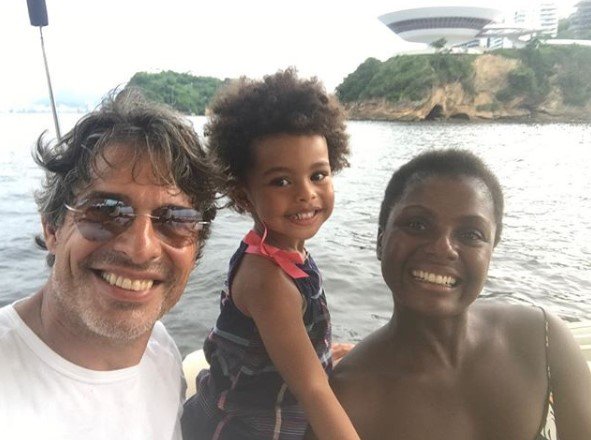 Foto rara Adriana e Olivier Anquier aparecem ao lado da filha Metrópoles