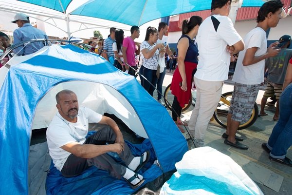 Centenas de pessoas formam fila para mutirão de emprego em