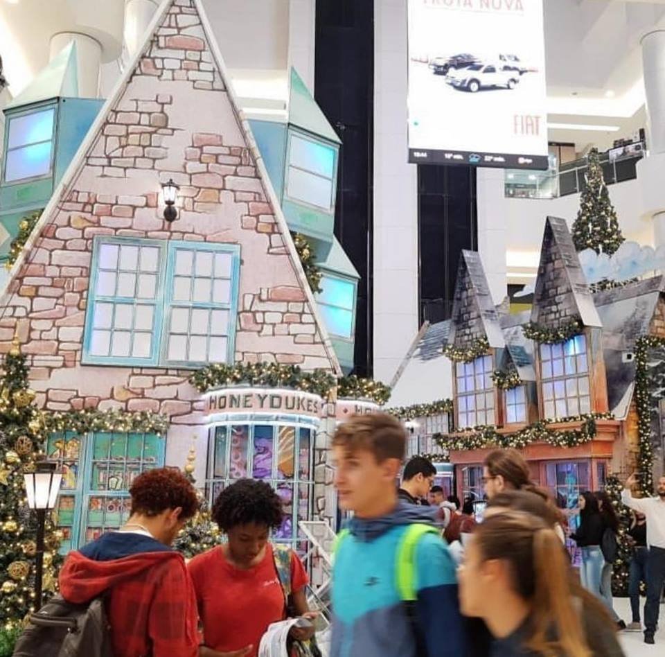 Harry Potter inspira decoração de shopping e encanta fãs; veja | Metrópoles