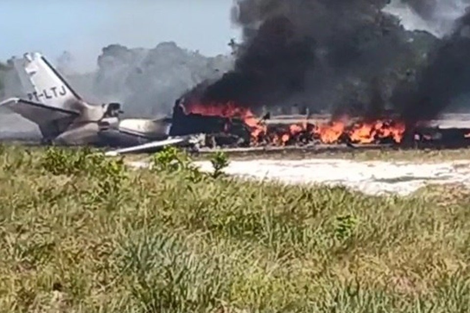 Vídeo. Avião cai ao pousar em resort, mata 1 e deixa 9 feridos