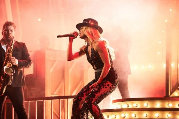 Carrie Underwood investe em grifes brasileiras para a CMA 19