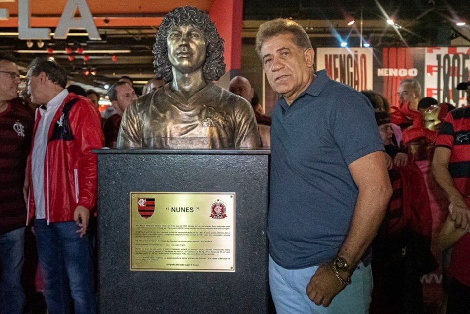 Flamengo comemora 124 anos com busto do ex-atacante Nunes