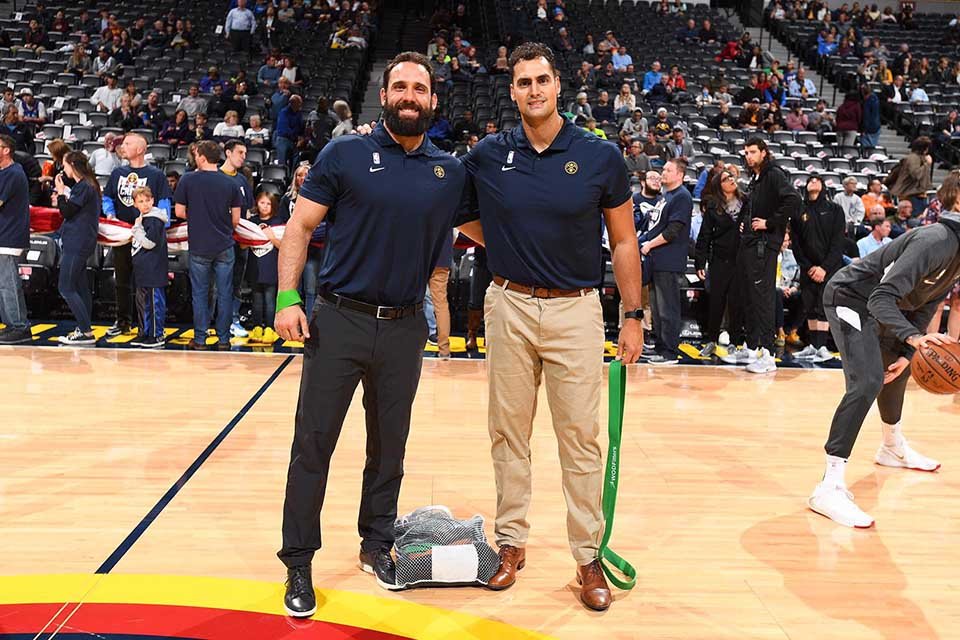 Jogadores de basquete na grande arena profissional durante o jogo