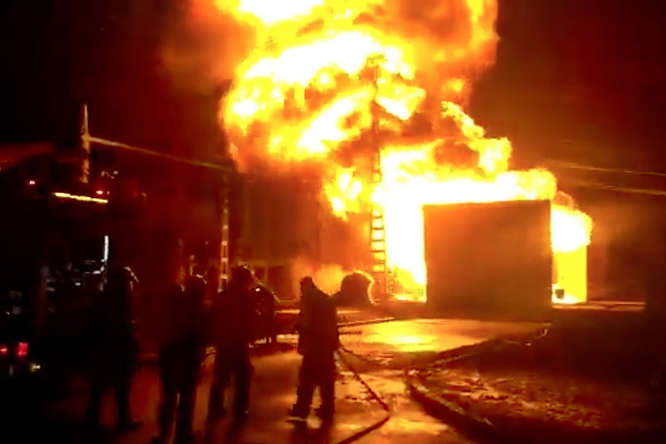 Após raio causar incêndio em subestação, moradores seguem sem luz - Metrópoles