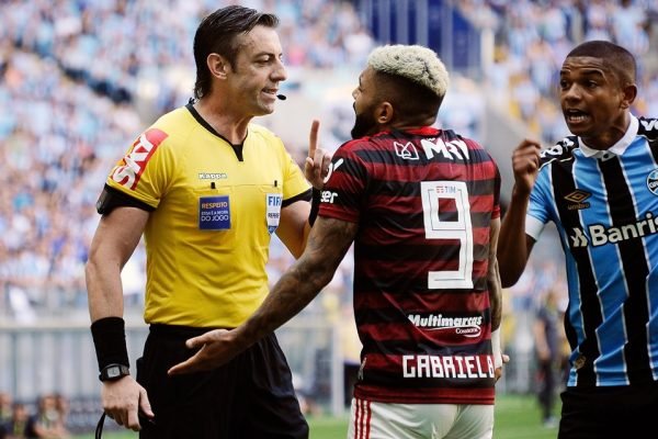 Cadê o VAR? Rubro-negros se revoltam com arbitragem em