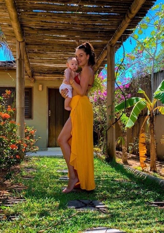 Isis Valverde e o pequeno Rael, filho da atriz