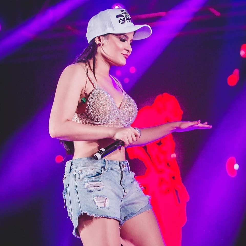 maraisa deixa barriga mostra em show e f ficam babando maraisa deixa barriga mostra em show e f ficam babando