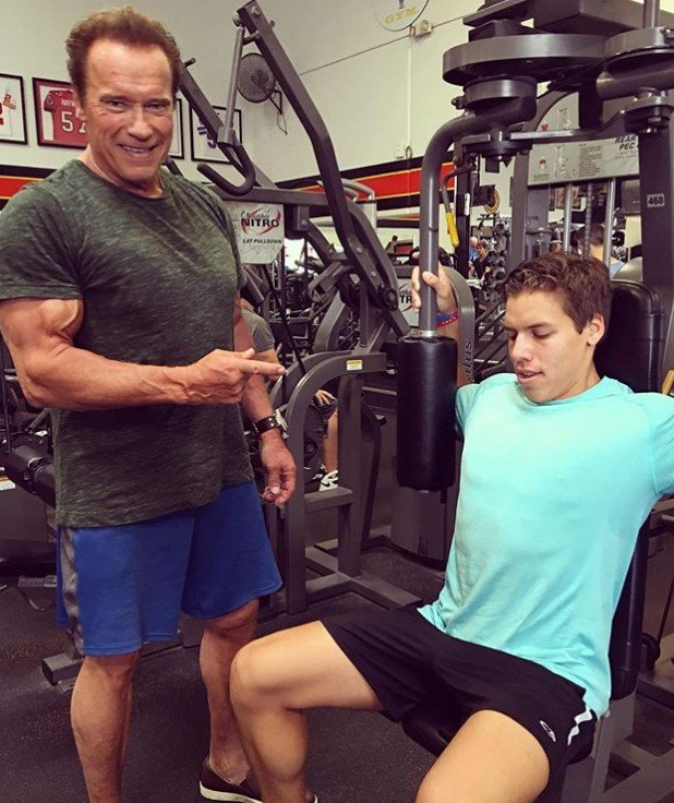 Filho De Schwarzenegger Choca Ao Mostrar Músculos Em Pose Do Pai