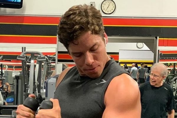 Filho De Schwarzenegger Choca Ao Mostrar Músculos Em Pose Do Pai