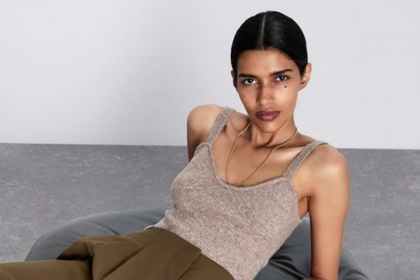 Zara lança icônico conjunto de cashmere usado por Katie Holmes