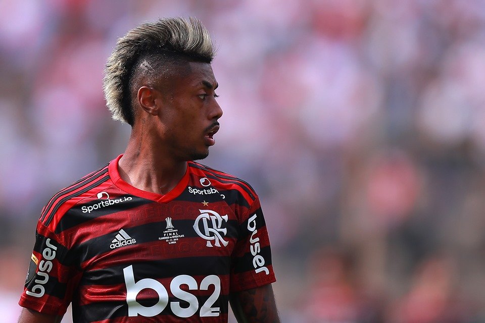 Bruno Henrique treina com óculos para prática de esporte