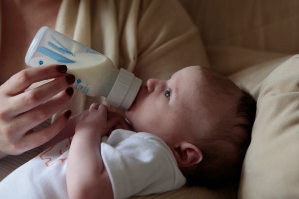 Saiba qual o momento ideal para dar suco e ch ao seu beb