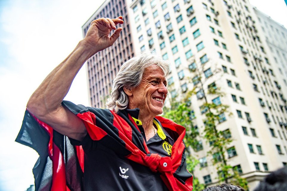 Jorge Jesus com bandeira do Flamengo