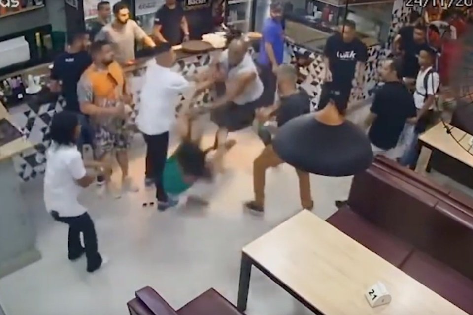 Malucão bateu na mulher no meio do boteco, levou logo uma cadeirada e um  salve geral : r/brasilivre