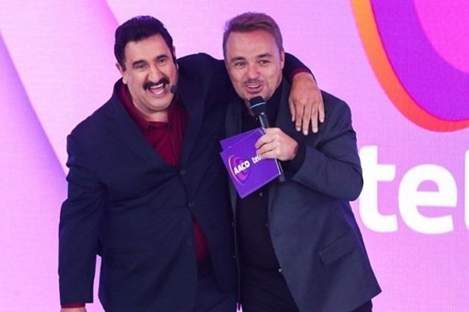 Ratinho abraça Gugu