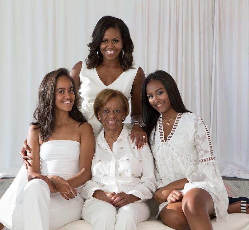 Michelle Obama posta foto rara na internet com a fam lia completa