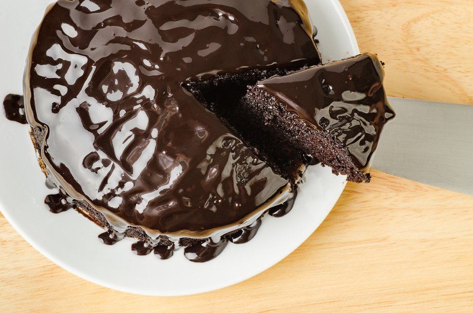 Como Fazer Bolo de Chocolate com Cobertura Ganache - Receita de Páscoa 