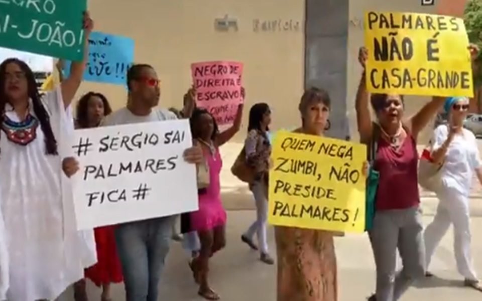 Resultado de imagem para Manifestantes invadem prédio da Fundação Palmares, em Brasília, em protesto contra novo presidente