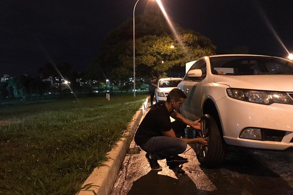 Vídeo: carros têm pneus furados por conta de buraco em via do DF