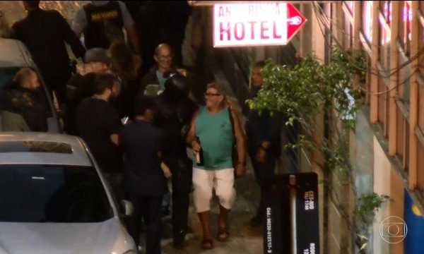 Homem sai do sequestro tomando cerveja