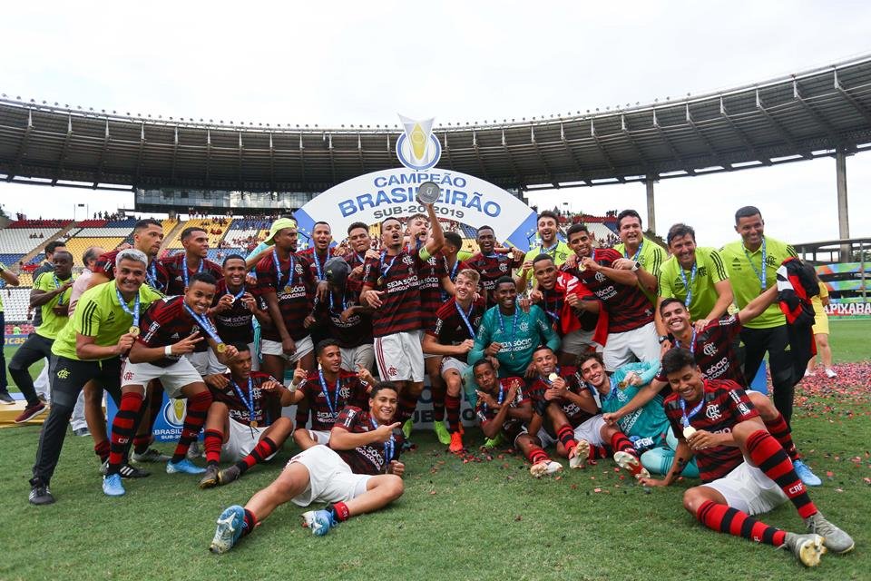 Flamengo e Seleção Brasileira sub-17 vencem com lances polêmicos
