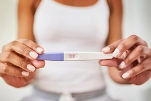 Mulher segurando teste de gravidez, fertilidade