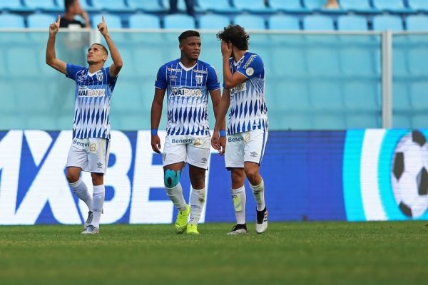 Flamengo e Seleção Brasileira sub-17 vencem com lances polêmicos