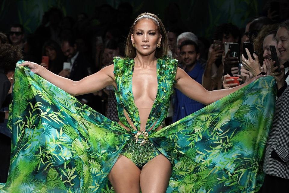 Versace processa fast-fashion por plagiar vestido usado por J-Lo