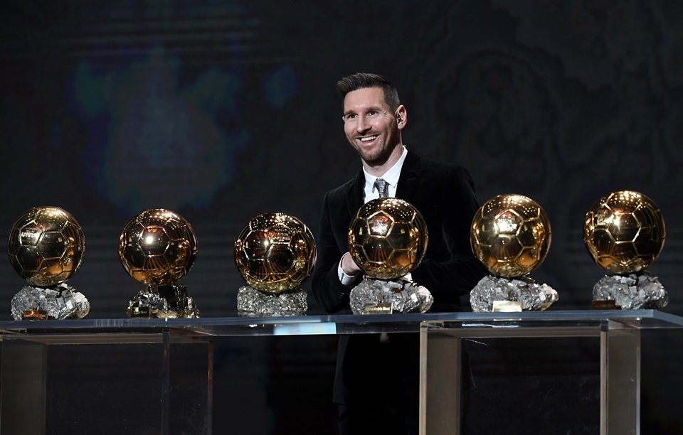 Messi leva Bola de Ouro e é primeiro a ser melhor do mundo 4 vezes