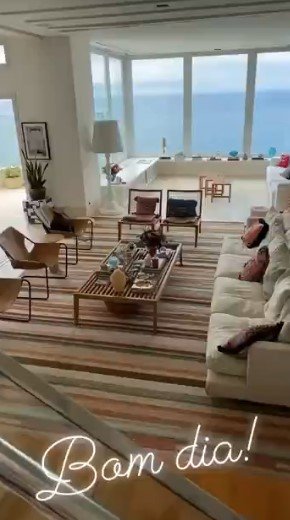 Flávia Alessandra mostra vista de sua sala para o mar e choca web